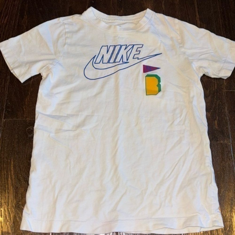 The Nike Tee boys white graphic tshirt size medium